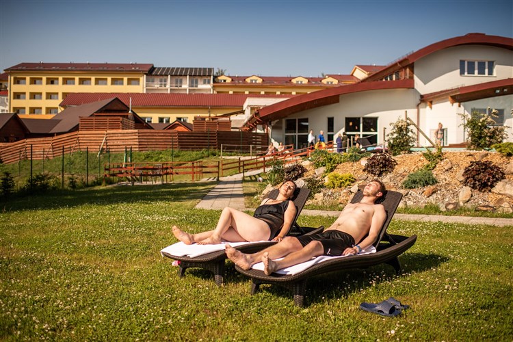 Pár opalující se na lehátkách před hotelem Frymbruk. | FRYMBURK - Frymburk