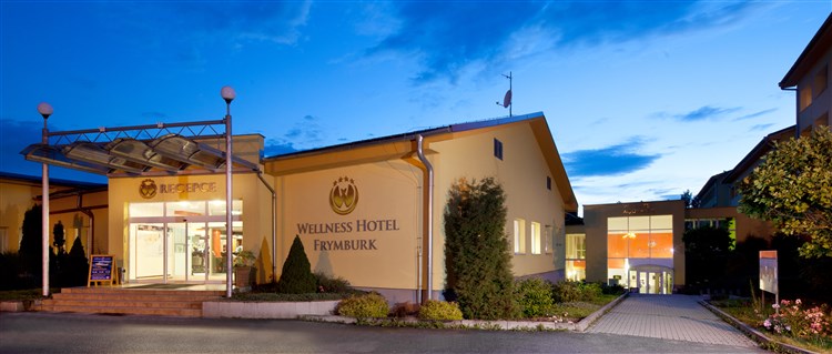 Večerní pohled na budovu Wellness hotelu Frymburk. | FRYMBURK - Frymburk