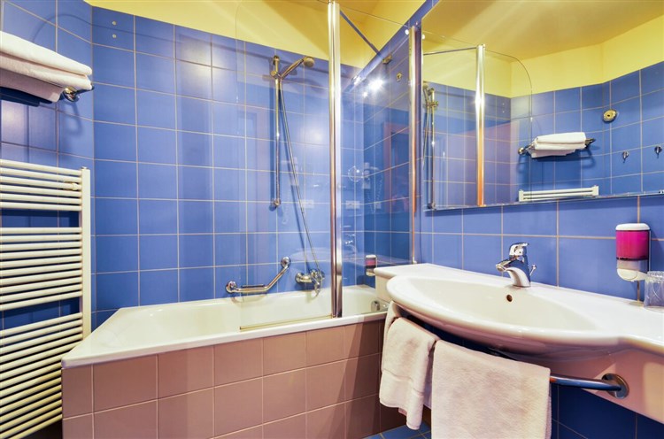 koupelna s vanou ve dvoulůžkovém pokoji | FILIPINUM - Jablonné nad Orlicí