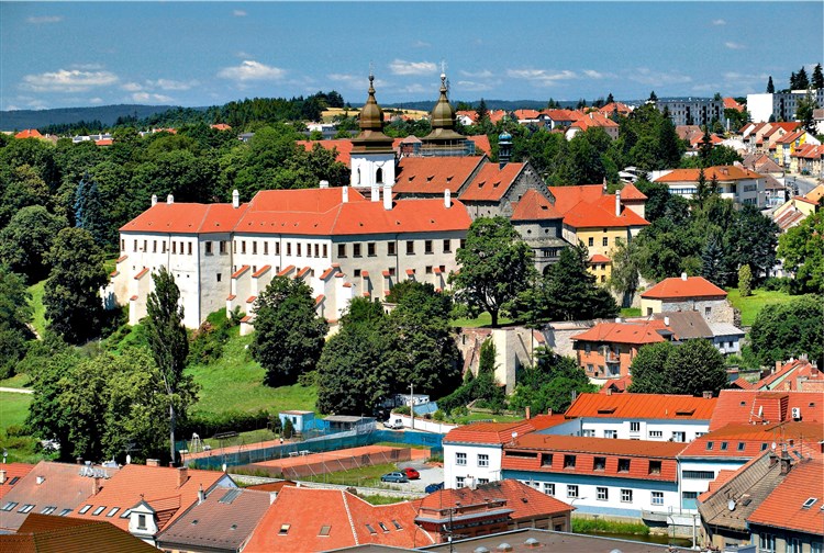 pohled na zámek a baziliku sv. Prokopa - Zdroj: České dědictví UNESCO | GRAND HOTEL - Třebíč
