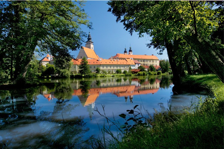 pohled přes Ulický rybník na Jezuitskou kolej - Zdroj: České dědictví UNESCO | PANGEA - Telč