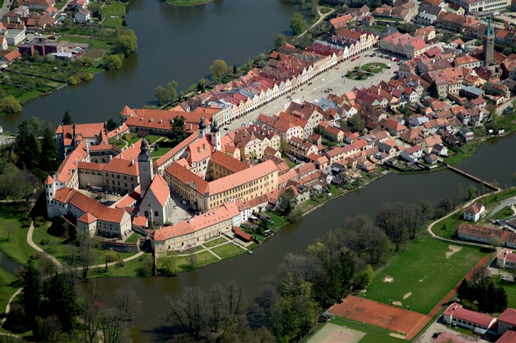 historické centrum města se zámkem a náměstím Zachariáše z Hradce - Zdroj: České dědictví UNESCO | ANTOŇ - Telč