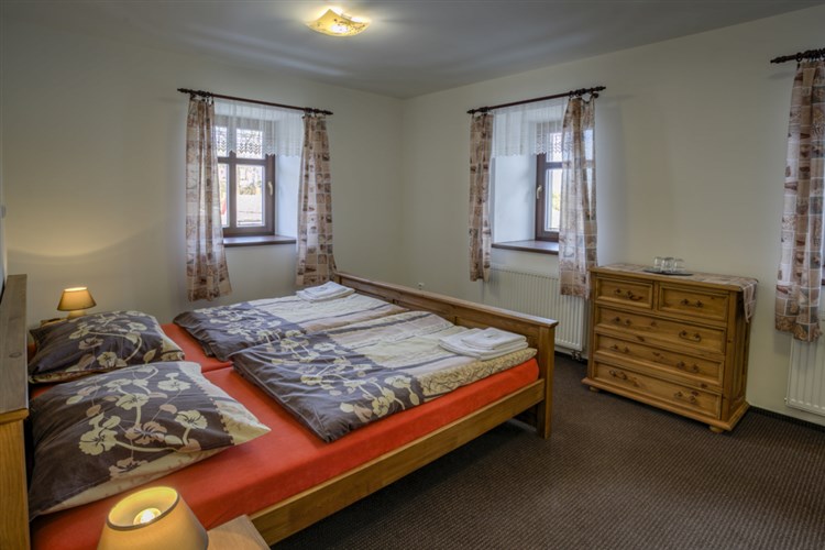 čtyřlůžkový apartmán - ložnice se třemi lůžky | RELAX PENSION SCHÖNWALD - Budišov nad Budišovkou - Podlesí