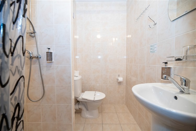 koupelna v pokojích CLASSIC v horní budově | Resort DLOUHÉ STRÁNĚ - Kouty nad Desnou