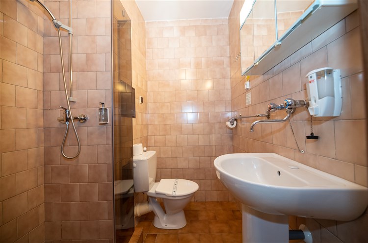 koupelna v pokojích DELUXE v hlavní budově | Resort DLOUHÉ STRÁNĚ - Kouty nad Desnou