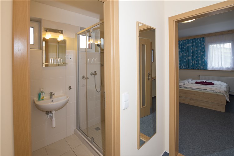 hotelový pokoj - koupelna | SKILAND - Ostružná