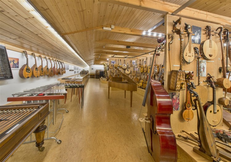 Expozice hudebních nástrojů | SKILAND - Ostružná
