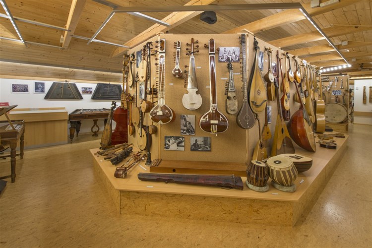 Expozice hudebních nástrojů | SKILAND - Ostružná