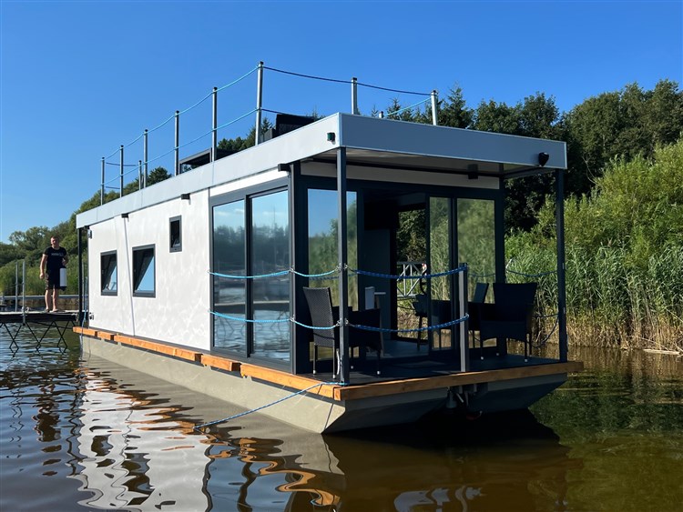 Hausboat ERIK | ZÁŽITKOVÉ UBYTOVÁNÍ LIPNO