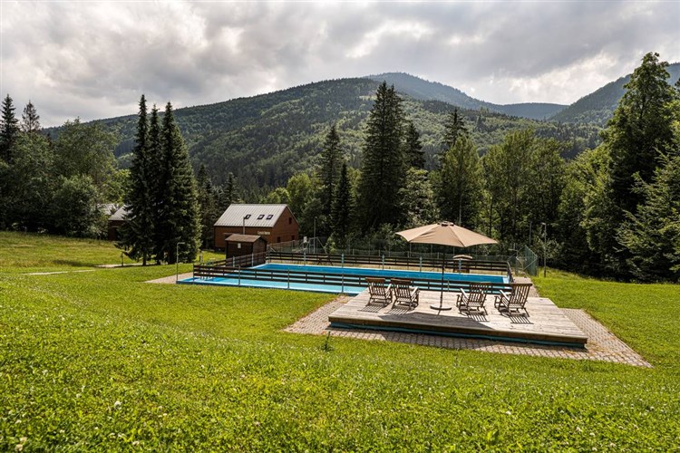 venkovní bazén | Horský hotel LORKOVA VILA - Čeladná