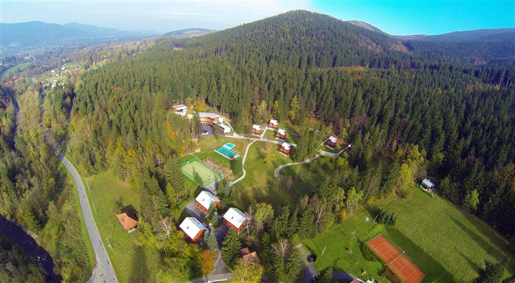 letecký pohled na areál | Horský hotel LORKOVA VILA - Čeladná