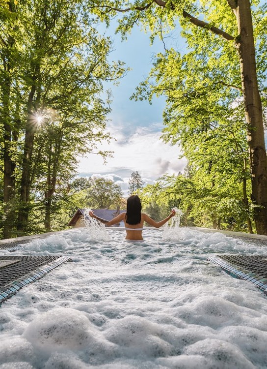 Pohled na ženu otočenou zády v jacuzzi | BERGO RESORT & SPA  - Szklarska Poręba