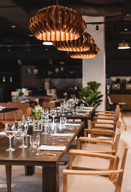 Pohled na stoly v restauraci v hotelu BERGO RESORT & SPA | BERGO RESORT & SPA  - Szklarska Poręba