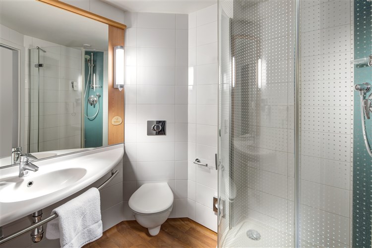Standardní pokojová koupelna v hotelu COMFORT HOTEL OLOMOUC CENTRE | FESŤÁČEK PRO DĚTI V Olomouci - COMFORT HOTEL OLOMOUC CENTRE***