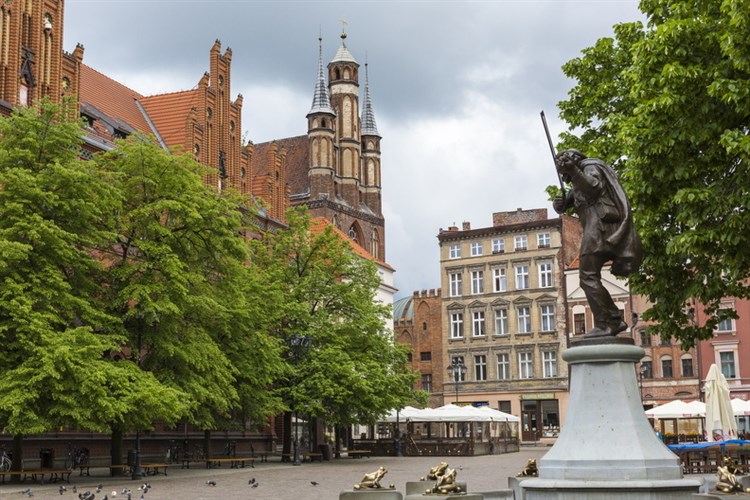 Toruň - Staroměstské náměstí a památník Flisak. | HALO TORUŃ - Toruń