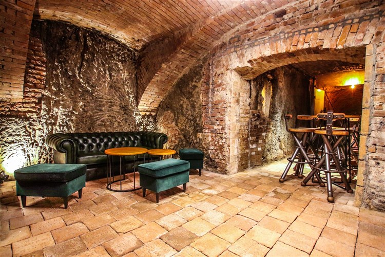 Pohled na posezení ve viném sklepě hotelu Mariel. | BURČÁKFEST ZNOJMO 2025 - Hotel MARIEL