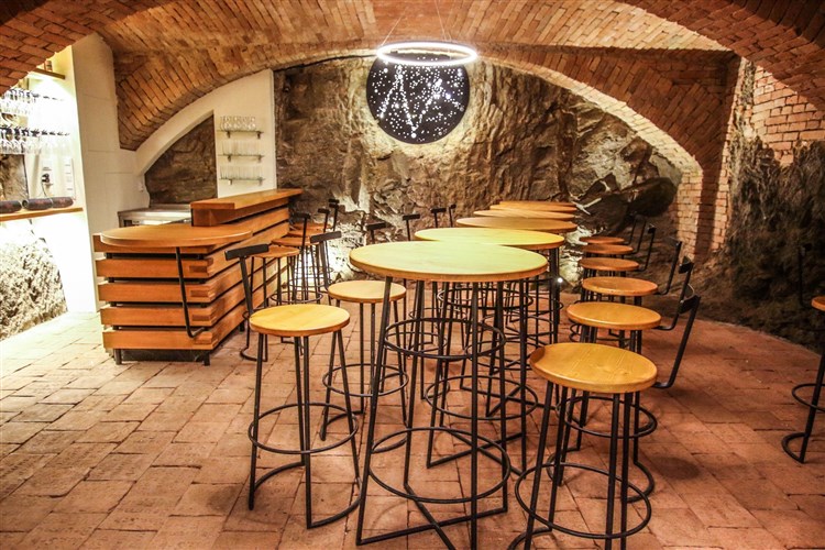 Posezení ve viném sklepě hoteli Mariel. | BURČÁKFEST ZNOJMO 2025 - Hotel MARIEL