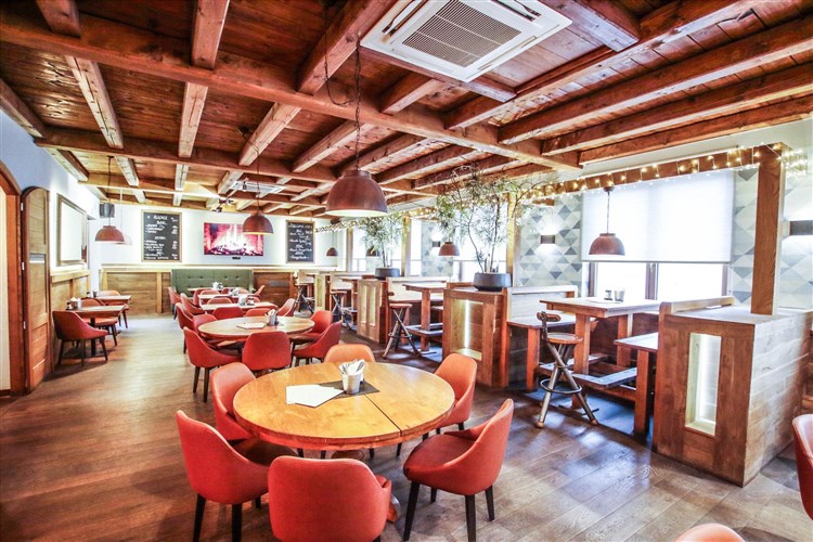Pohled na stůl v restauraci hotelu Mariel. | BURČÁKFEST ZNOJMO 2025 - Hotel MARIEL