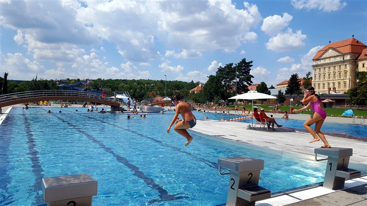 Pohled na plavecký bazén koupaliště Louka. | BURČÁKFEST ZNOJMO 2025 - Hotel MARIEL
