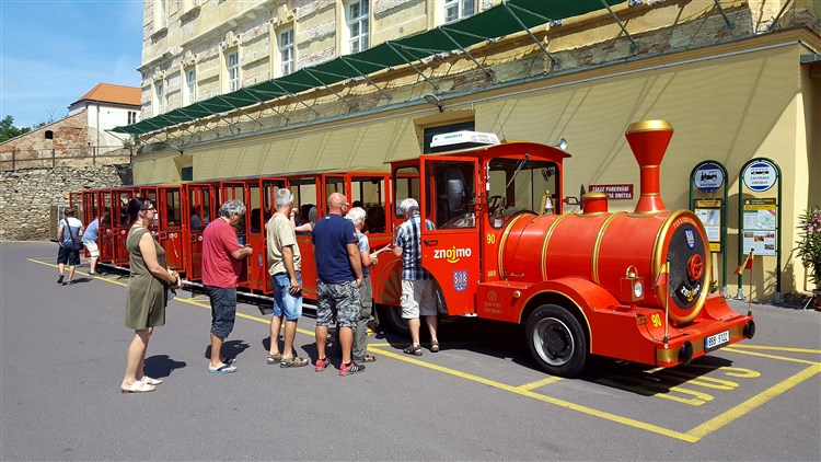 Červený turistický vláček. | BURČÁKFEST ZNOJMO 2025 - Hotel MARIEL
