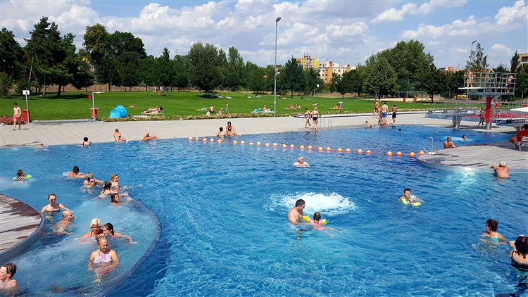 Pohled na bazén koupaliště. | BURČÁKFEST ZNOJMO 2025 - Hotel MARIEL