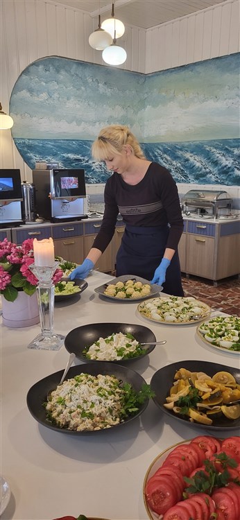 Žena připravující stolování v hotelové restauraci | WODNIK HOTEL & SPA - Leba