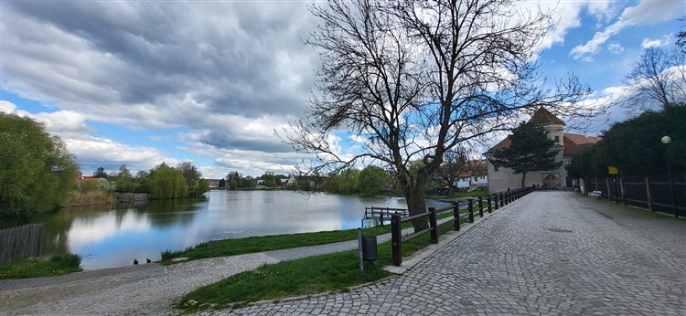 Štěpnický rybník, vpravo Dolní(malá) brána k náměstí Zachariáše z Hradce | PANGEA - Telč