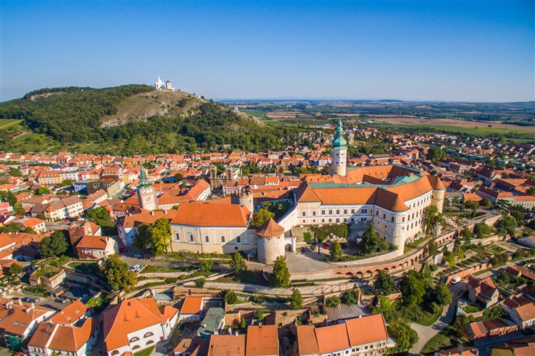 pohled na Mikulov, zámek Mikulov a v pozadí Svatý kopeček, zdroj Agentura m-ARK Olomouc | KOVÁRNA - Březí u Mikulova