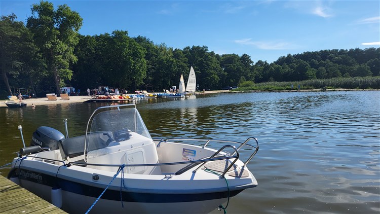 Sarbské jezero pohled na motorový člun | WODNIK HOTEL & SPA - Leba