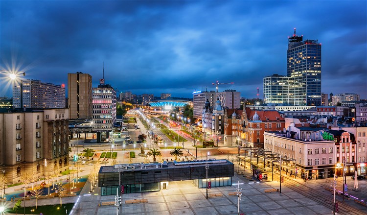 Katovice - noční panorama města, v pozadí Spodek | MERCURE KATOWICE CENTRUM - Katowice