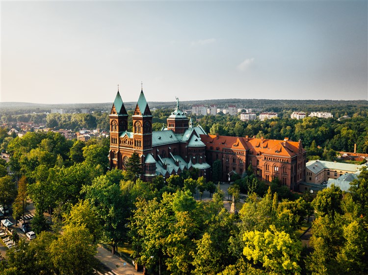 Bazilika sv Ludvíka Krále a Nanebevzetí Panny Marie - novorománský klášterní kostel v Katovicích-Panewniki z počátku 20. stol. | MERCURE KATOWICE CENTRUM - Katowice