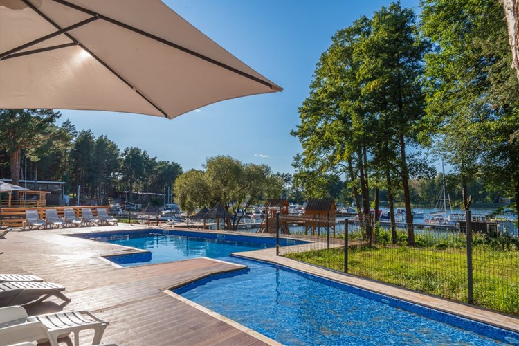 Pohled na venkovní bazén u hotelu Tajty | Hotel TAJTY - Wilkasy - Giżycko