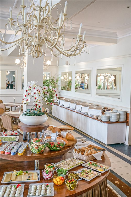 Pohled na buffetovou nabíku jídla | Hotel TAJTY - Wilkasy - Giżycko