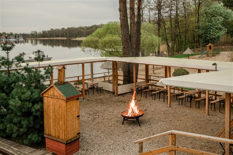 Pohled na venkovní posezení s ohňem | Hotel TAJTY - Wilkasy - Giżycko