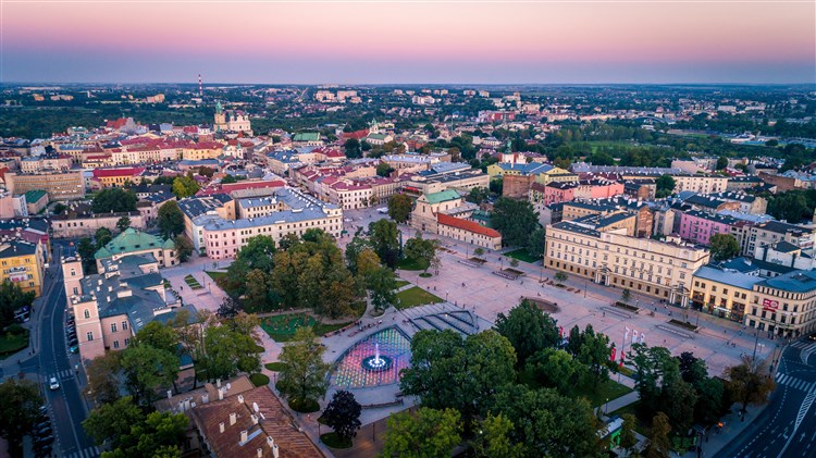 Panorama Lublinu při západu slunce - pohled z ptačí perspektivy. Pohled na litevské náměstí s multimediální fontánou. | HOLIDAY INN EXPRESS LUBLIN - Lublin