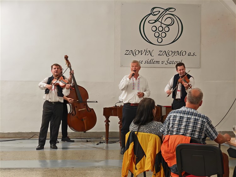 Pohled na cimbálovou kapelu. | BURČÁKFEST ZNOJMO 2025 - Hotel MARIEL