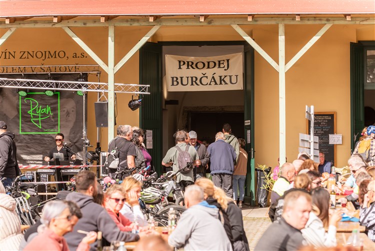 Lidé bavící se pře hospodou. | BURČÁKFEST ZNOJMO 2025 - Hotel MARIEL