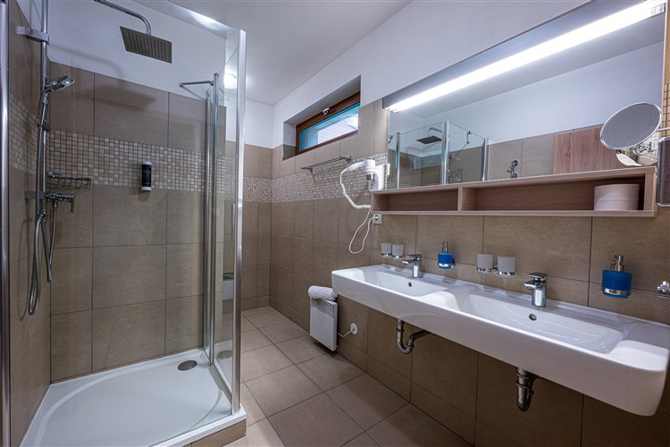 apartmánový dům, koupelna | Horský hotel LORKOVA VILA - Čeladná