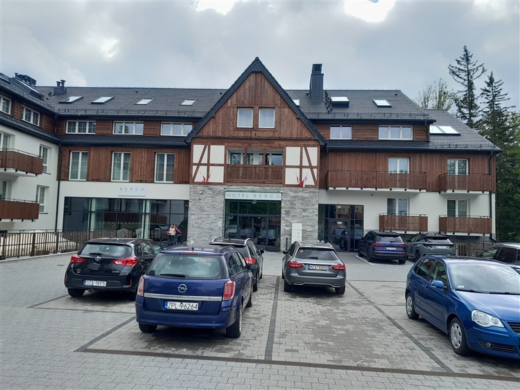 Pohled od parkoviště na hotel BERGO RESORT & SPA | BERGO RESORT & SPA  - Szklarska Poręba