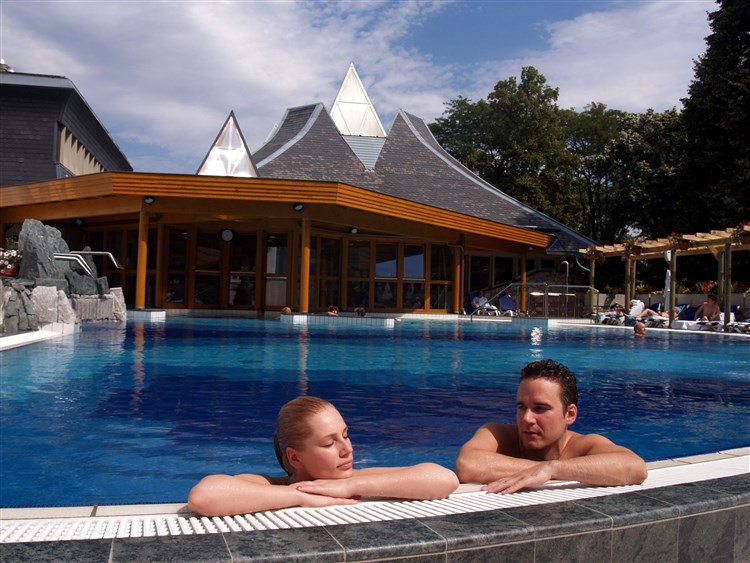 Venkovní zážitkový bazén | ENSANA THERMAL HÉVÍZ HEALTH SPA HOTEL - Hévíz