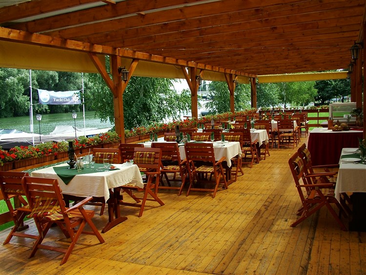 Venkovní terasa/restaurace | AMSTEL - Györ