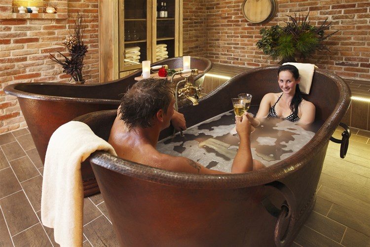 Wellness - vinná koupel | Lázeňský & wellness hotel NIVAMARE - Luhačovice - Pozlovice
