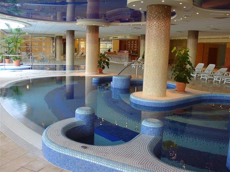 Vnitřní zážitkový bazén | THERMAL HOTEL VISEGRÁD - Visegrád