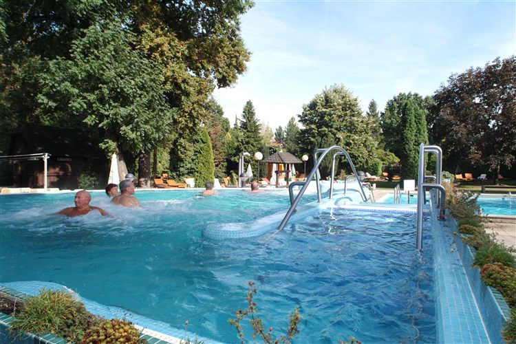 Venkovní zážitkový bazén | ENSANA THERMAL SÁRVÁR