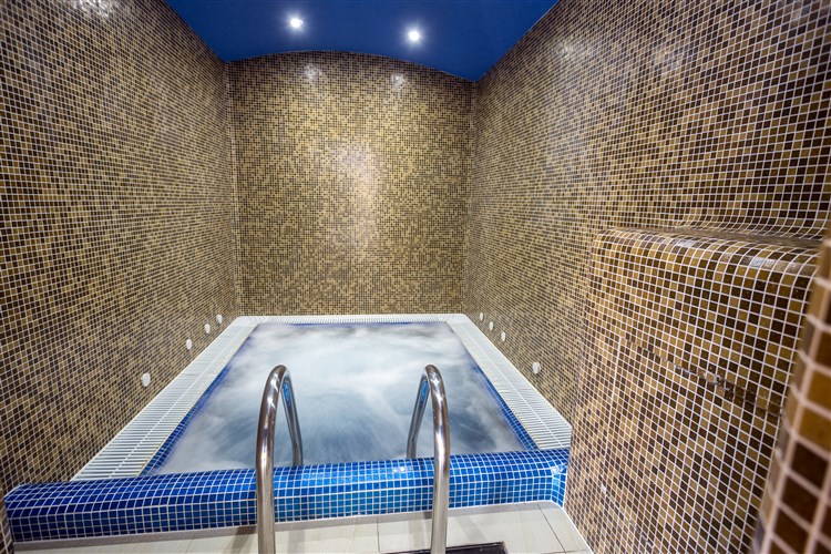 Wellness - jacuzzi | ZÁMEK LUŽEC - Nejdek - Lužec