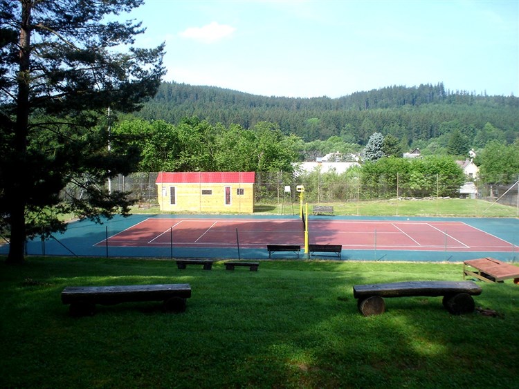 tenisový kurt | SCHAUMANNŮV DVŮR - Karlovice