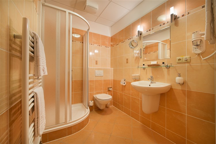 koupelna ve dvoulůžkovém pokoji v depandanci | PODHRAD - Hluboká nad Vltavou
