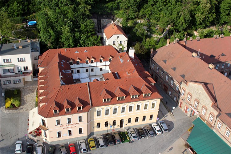 letecký pohled na hotel Podhrad a depandanci Knížecí dvůr | PODHRAD - Hluboká nad Vltavou