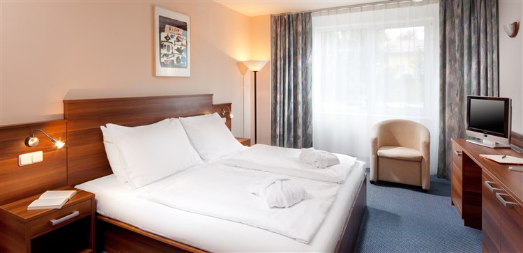 Pohled na postel ve standard pokoji hotelu Frymburk. | FRYMBURK - Frymburk