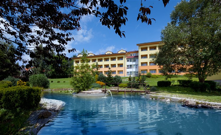 Pohled přes jezero na hotel Frymburk. | FRYMBURK - Frymburk